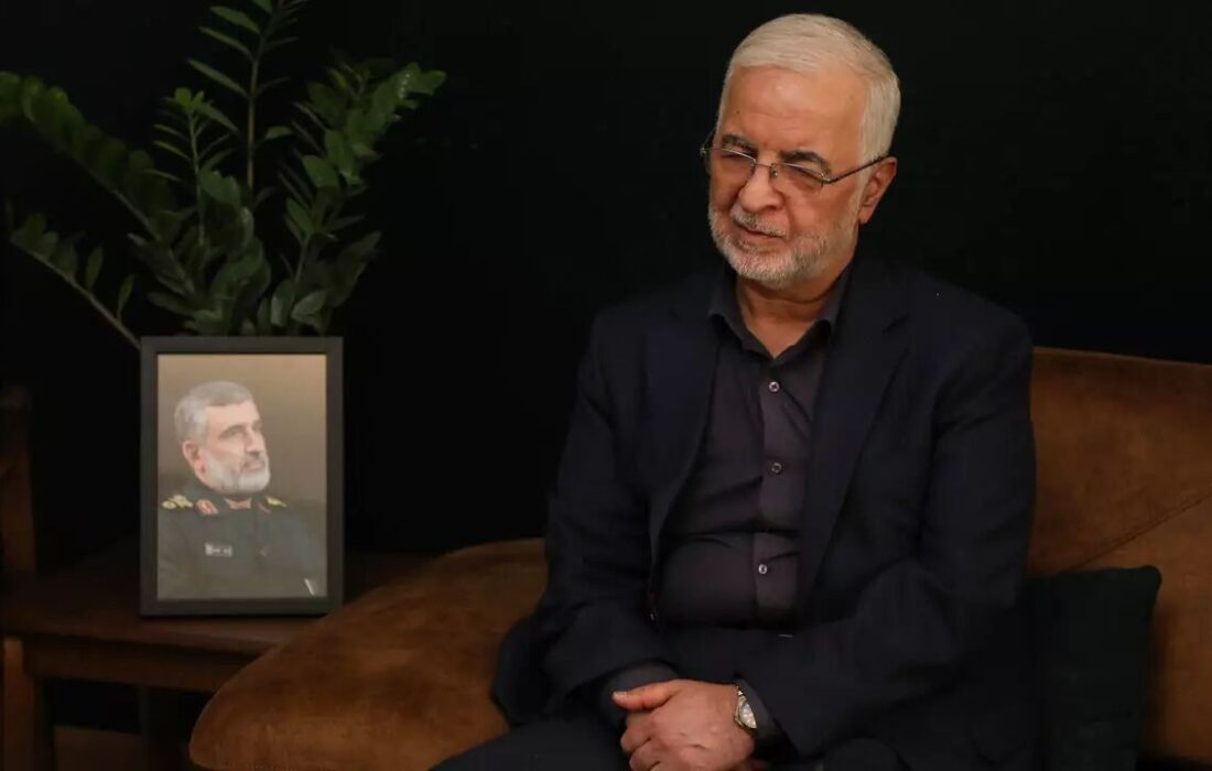 مومنی با خانواده شهیدان حاجی‌زاده و کاظمی دیدار کرد