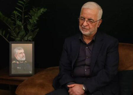 مومنی با خانواده شهیدان حاجی‌زاده و کاظمی دیدار کرد