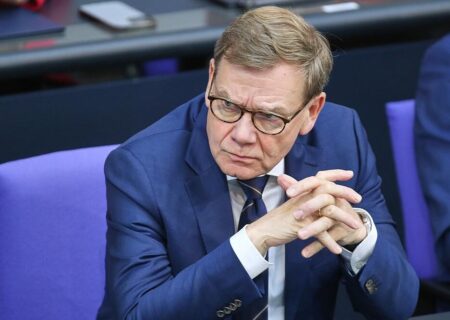 دیپلماسی با ایران می‌تواند و باید ادامه یابد