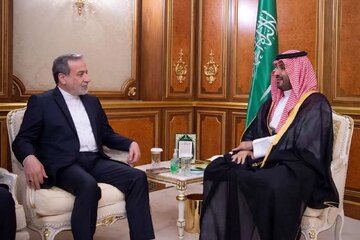 بررسی تحولات منطقه در دیدار وزیر خارجه ایران با ولیعهد عربستان در جده