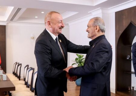 دیدار و گفت‌وگوی پزشکیان و الهام علی اف در حاشیه اجلاس اکو