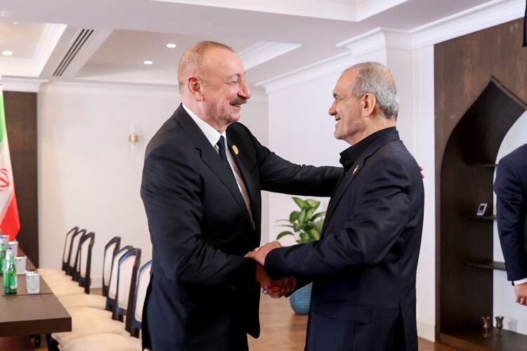 دیدار و گفتوگوی پزشکیان و الهام علی اف در حاشیه اجلاس اکو