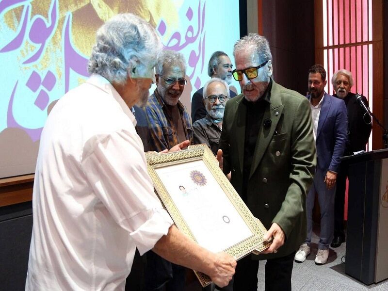 اهدا گواهینامه درجه یک هنری به ابوالفضل پورعرب