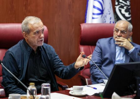 پزشکیان بر شناسنامه‌دار کردن کالاها به عنوان راه نجات اقتصاد از قاچاق و احتکار تاکید کرد