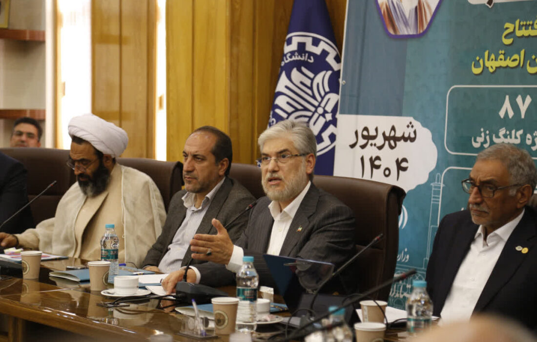 وزیر علوم: بازنگری در دروس دانشگاهی ضروری است