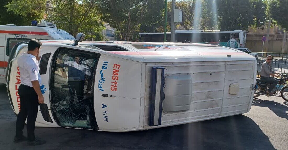 واژگونی آمبولانس ۱۱۵ در پی برخورد با خودروی سواری سمند در اصفهان+تصاویر
