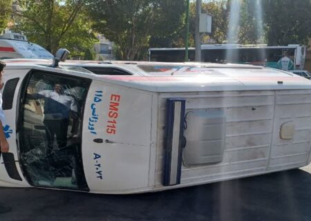 واژگونی آمبولانس ۱۱۵ در پی برخورد با خودروی سواری سمند در اصفهان+تصاویر