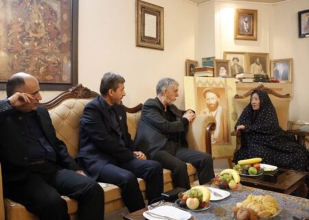 دیدار وزیر فرهنگ و ارشاد و استاندار اصفهان با بانوی پیشکسوت هنر