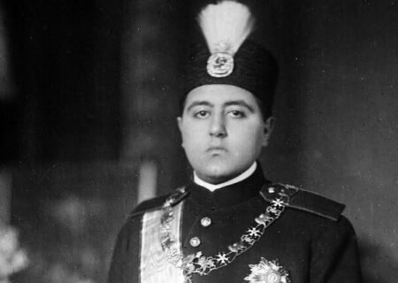 همسر احمدشاه به پنجره روزنامه چسبانده بود که چشمش به مجسمه رضاشاه نیفتد