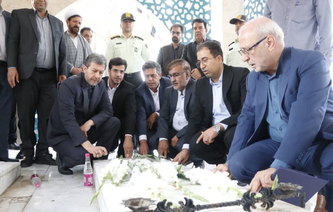 ادای احترام استاندار اصفهان به مقام شامخ شهدا شهر خورزوق