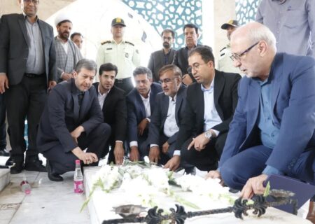 ادای احترام استاندار اصفهان به مقام شامخ شهدا شهر خورزوق