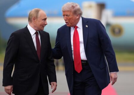 گاردین: اوکراینی‌ها ترامپ را به دلیل پهن کردن فرش قرمز برای پوتین مسخره کردند