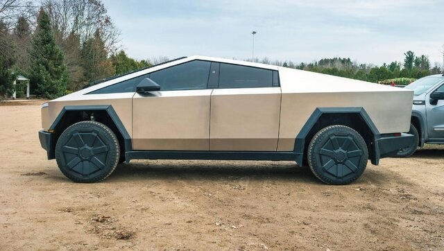 تسلا گرانترین سایبرتراک خود را ۱۵ هزار دلار گرانتر کرد