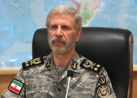 فرمانده کل ارتش: موانع پیش روی پژوهشگران برداشته شود