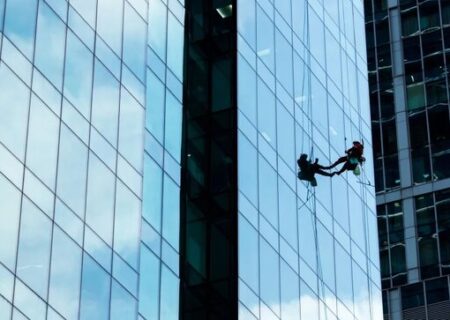 شیشه‌ای که با میدان‌های الکتریکی تمیز می‌شود