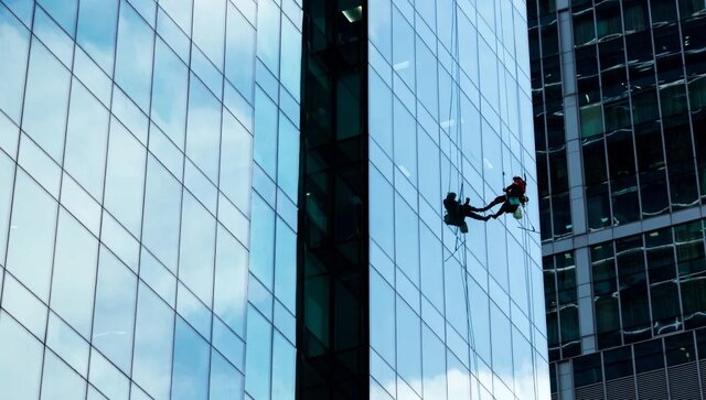 شیشهای که با میدانهای الکتریکی تمیز میشود