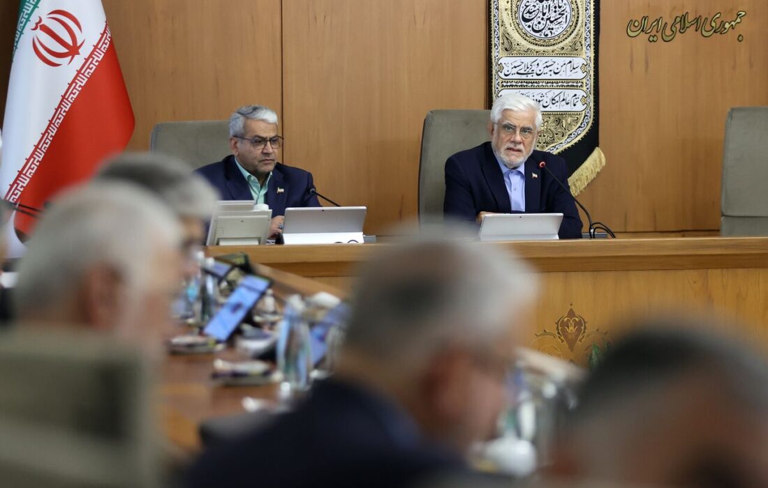 عارف:معیشت مردم راهبرد اصلی دولت در برنامه‌های اقتصادی است