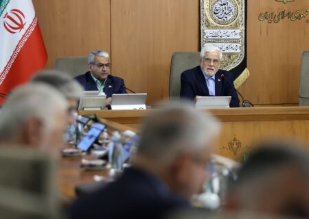 عارف:معیشت مردم راهبرد اصلی دولت در برنامه‌های اقتصادی است