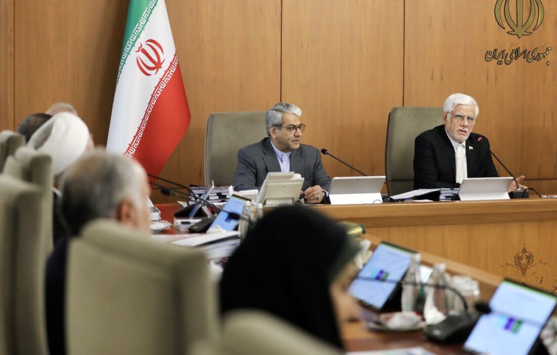 عارف: داوطلب تحریم نیستیم