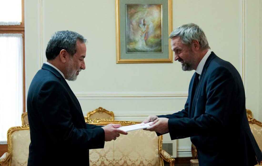 رونوشت استوارنامه سفرای جدید سوئیس و اندونزی به عراقچی تقدیم شد