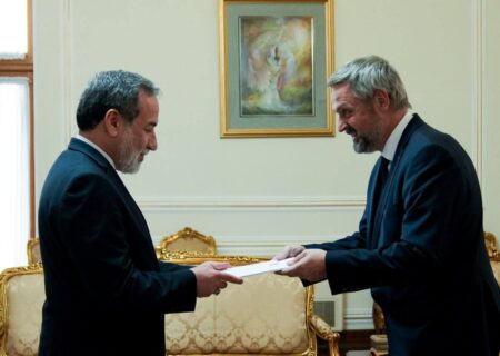 رونوشت استوارنامه سفرای جدید سوئیس و اندونزی به عراقچی تقدیم شد