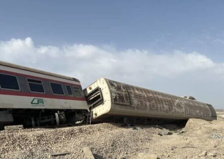 قطار مسافری تهران- کرمان دچار سانحه شد/ مسافران در سلامت هستند
