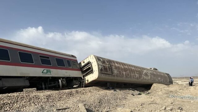 قطار مسافری تهران- کرمان دچار سانحه شد/ مسافران در سلامت هستند