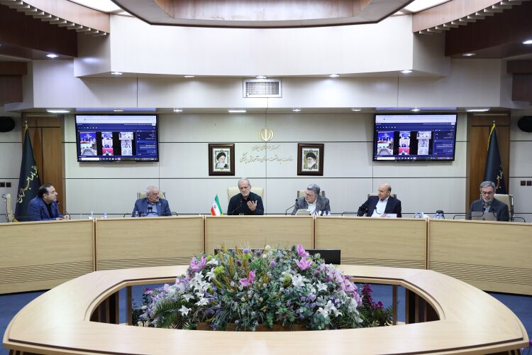 رئیس جمهور: پزشکان از قالبهای محدود خارج و نجاتبخش محله، جامعه و منطقه خود باشند