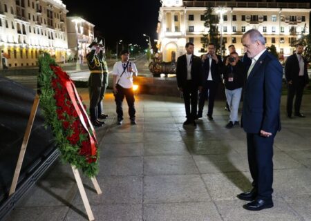 ادای احترام رئیس جمهور به بنای یادبود سرباز وطن در مینسک