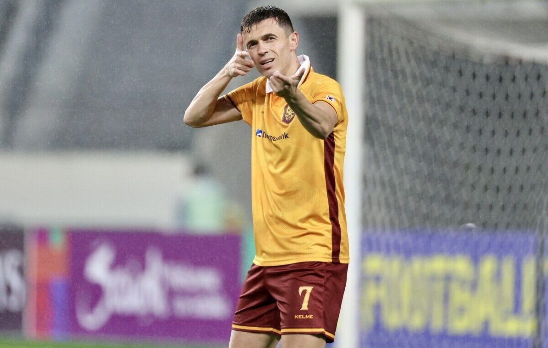 یاسر آسانی آبی‌پوش شد