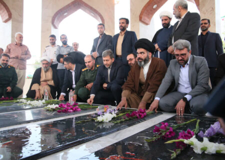 کلنگ‌ یادمان فرهنگی شهدا در بهارستان بر زمین زده شد