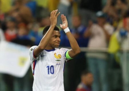 برابری با گل‌های آنری افتخار بزرگی است/ رسیدن به این افتخار دیوانه‌کننده است