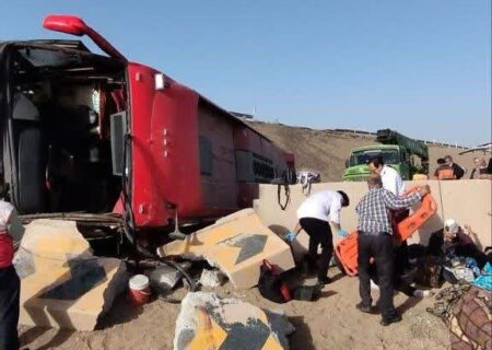 واژگونی اتوبوس مسافربری همدان – کرمان با ۲۶ مصدوم و ۲ فوتی