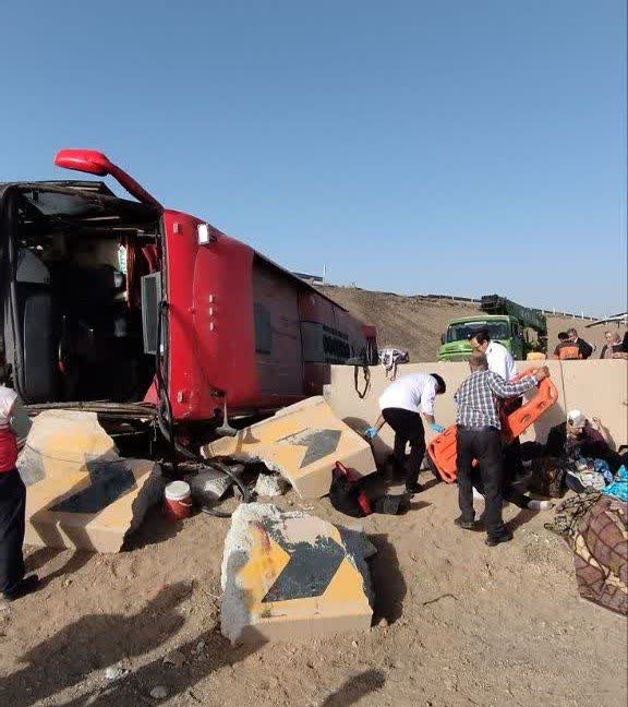 واژگونی اتوبوس مسافربری همدان – کرمان با ۲۶ مصدوم و ۲ فوتی