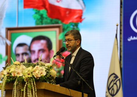 استاندار اصفهان: مدیران باید سبک زندگی خود را با شرایط سخت کشور تطبیق دهند