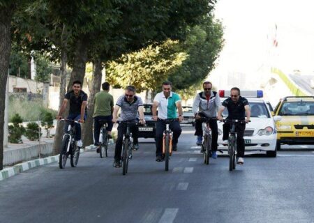 دوچرخه‌سوار حین حرکت در معابر شهری مشمول قوانین ترافیکی است