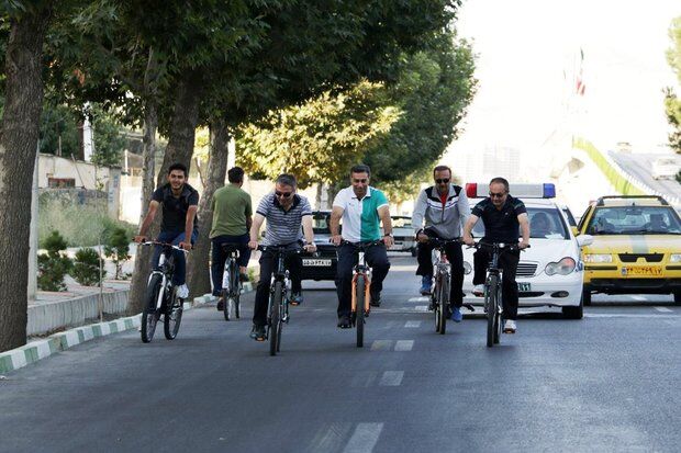 دوچرخه‌سوار حین حرکت در معابر شهری مشمول قوانین ترافیکی است