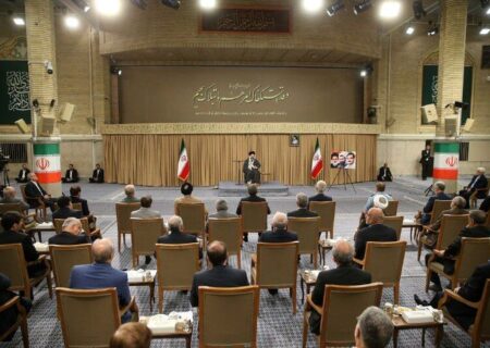 قدردانی ویژه رهبر انقلاب از رئیس جمهور و دولت/ معیشت مردم مهمترین مسئله است