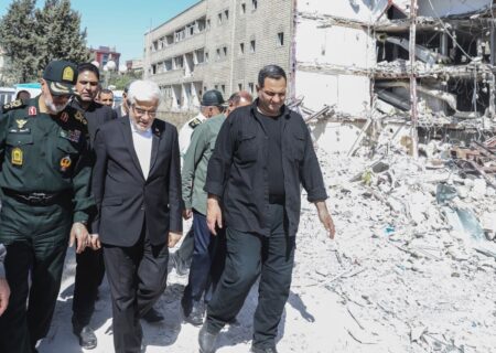 عارف: بازسازی ساختمان‌های آسیب‌دیده از جنگ با قوت درحال پیگیری است