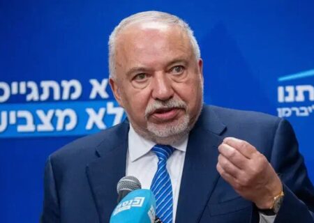 وزیر جنگ اسبق رژیم صهیونیستی: نتانیاهو با مواضع متناقض به دنبال منحرف کردن افکار عمومی است
