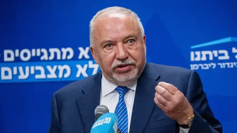 وزیر جنگ اسبق رژیم صهیونیستی: نتانیاهو با مواضع متناقض به دنبال منحرف کردن افکار عمومی است