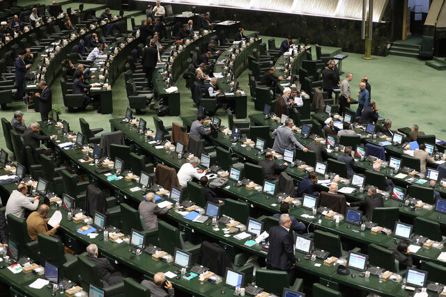 ساعات کار کارکنان ۴۴ ساعت تعیین شد/ ارجاع دوباره اصلاح تعطیلی پنجشنبه‌ها به کمیسیون