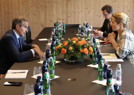 پنجره دیپلماسی برای حل مساله هسته‌ای ایران باز است