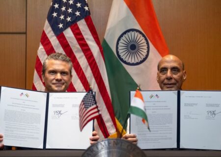 هگست: آمریکا یک پیمان دفاعی ۱۰ ساله با هند امضا کرد
