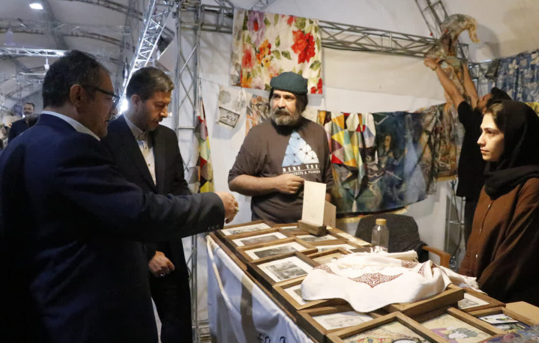پیگیری مطالبات هنرمندان صنایع‌دستی در بازدید استاندار اصفهان از نمایشگاه چهلستون