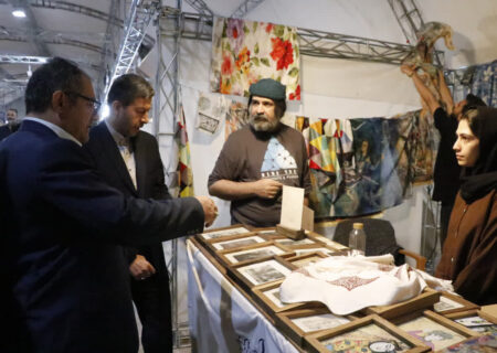 پیگیری مطالبات هنرمندان صنایع‌دستی در بازدید استاندار اصفهان از نمایشگاه چهلستون
