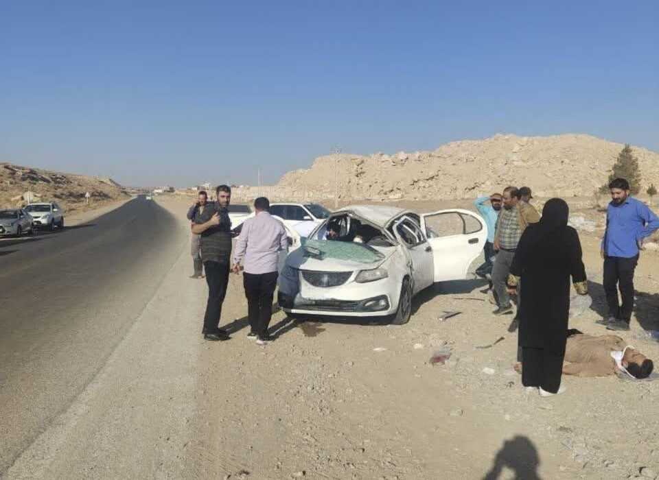 واژگونی خودرو ساینا ۵ نفر را راهی بیمارستان کرد