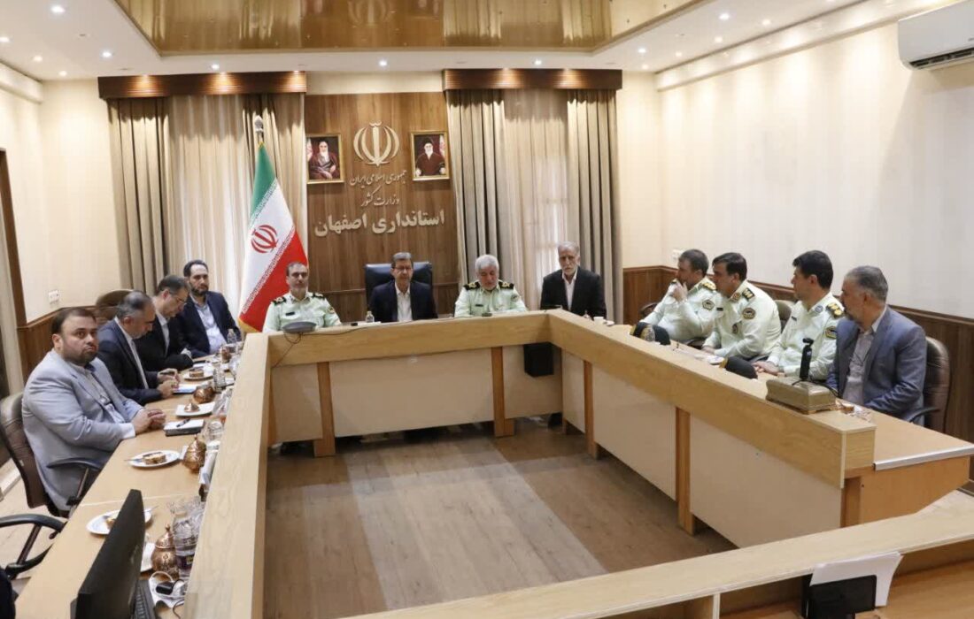 کلنگزنی نیروگاه ۱۳۵مگاواتی خورشیدی با حضور استاندار اصفهان