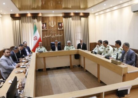 کلنگ‌زنی نیروگاه ۱۳۵مگاواتی خورشیدی با حضور استاندار اصفهان