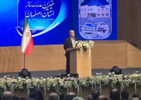 هر فرد در جامعه باید مسئولیت خود را در ساختن آینده کشور به دوش بگیرد